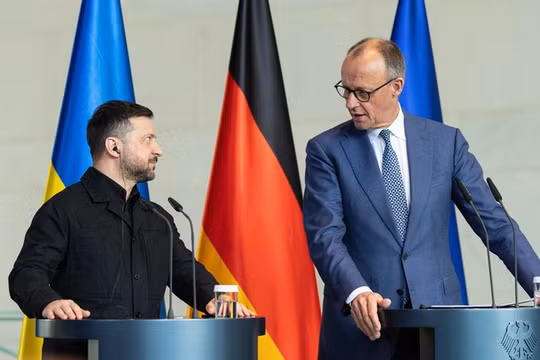 Thủ tướng Đức Friedrich Merz (phải) và Tổng thống Ukraine Volodymyr Zelensky tham dự cuộc họp báo tại Berlin, Đức vào ngày 14/4. Ảnh: Getty.