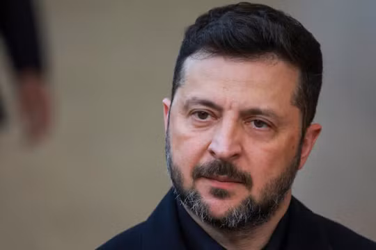 Tổng thống Ukraine Volodymyr Zelensky phát biểu trước giới truyền thông khi ông đến dự hội nghị thượng đỉnh các nhà lãnh đạo Liên minh châu Âu tại Brussels, Bỉ, ngày 18/6. Ảnh: Reuters.
