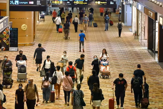 Hành khách đi bộ qua khu vực quá cảnh của Sân bay Quốc tế Changi ở Singapore. Ảnh: AFP.