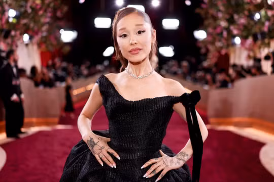 Hình ảnh Ariana Grande xuất hiện tại lễ trao giải Quả cầu vàng thường niên lần thứ 83 vào ngày 11/1. Ảnh: Getty.