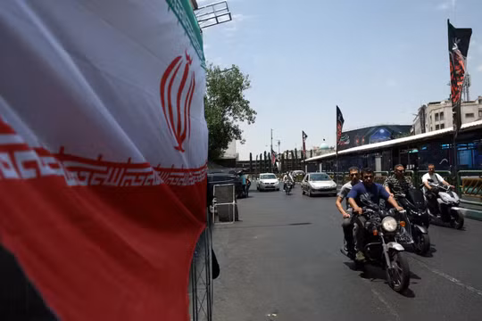 Người dân lái xe trên một con phố ở Tehran, Iran, ngày 18/6. Ảnh: Reuters.