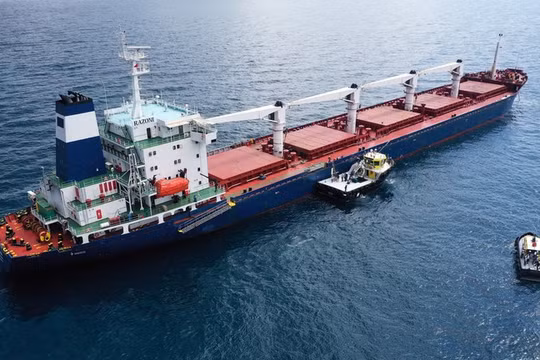 Hình ảnh từ trên không của tàu chở hàng khô Razoni, chở 26.527 tấn ngô, rời cảng Odessa hướng đến Lebanon vào ngày 3/8/2022. Ảnh: Getty.