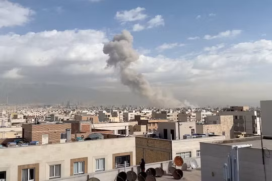 Khói bốc lên sau một vụ nổ, sau khi Bộ trưởng Quốc phòng Israel Israel Katz tuyên bố Israel đã phát động một cuộc tấn công phủ đầu chống lại Iran, tại Tehran, Iran ngày 28/2. Ảnh: Reuters.