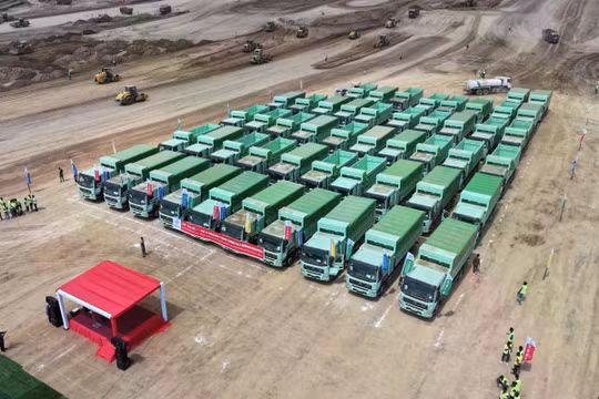 Một đoàn xe tải điện do Trung Quốc sản xuất đang được triển khai tại công trường xây dựng sân bay mới ở Ethiopia. Ảnh: Xinhua.