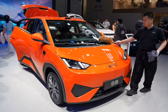 Một nhân viên vệ sinh bên cạnh chiếc xe điện Geely GEOME Xingyuan, còn được gọi là Geely EX2, được trưng bày tại Triển lãm Ô tô Quốc tế Bắc Kinh, hay Auto China, ở Bắc Kinh, Trung Quốc ngày 26/4. Ảnh: Reuters.