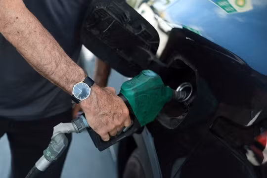 Một người dân Mỹ đang đổ xăng cho xe của mình tại một trạm xăng ở Miami vào ngày 6/4. Ảnh: Getty.