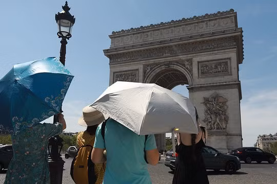 Nắng nóng gay gắt tại Paris, Pháp, ngày 25/6. Ảnh: Getty.