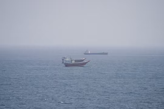 Các tàu thuyền gần eo biển Hormuz, nhìn từ Musandam, Oman, ngày 2/9. Ảnh: Reuters.