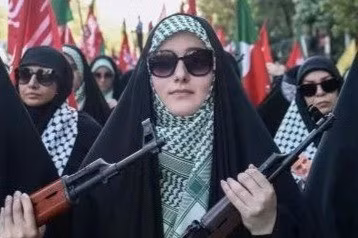 Phụ nữ Iran học bắn súng, đu dây chiến đấu giữa căng thẳng Trung Đông