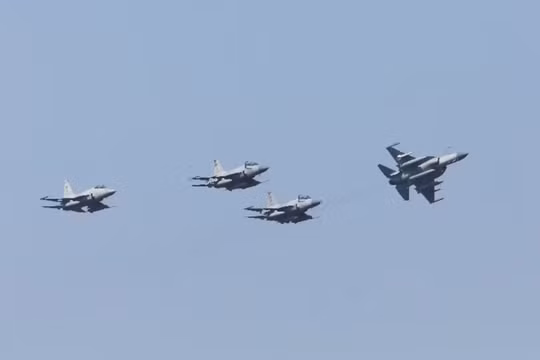 Máy bay chiến đấu JF-17 Thunder của Không quân Pakistan bay ngang qua trong giai đoạn trên biển của cuộc tập trận đa quốc gia AMAN-23 của Hải quân Pakistan, tại phía bắc Biển Arab gần Karachi, Pakistan, ngày 13/2/2023. Ảnh: Reuters.
