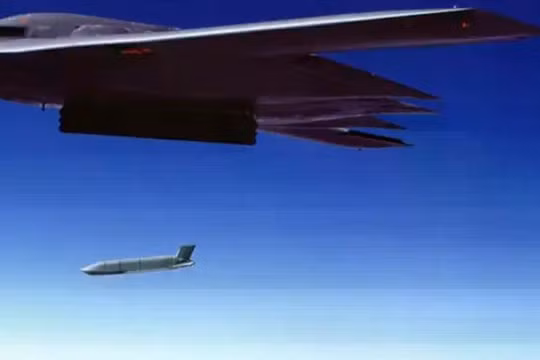 Máy bay B-2 phóng tên lửa hành trình LRASM. Ảnh: MW.