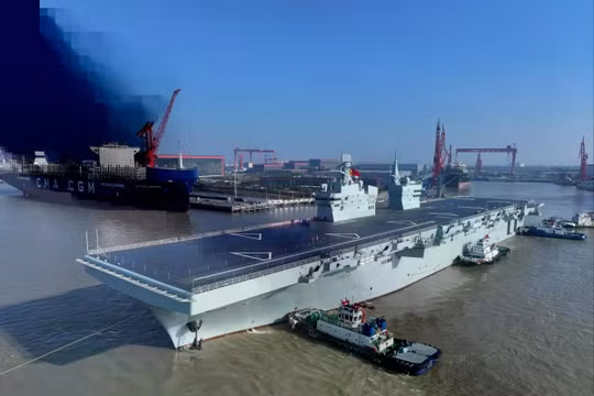 Truyền thông nhà nước cho biết một chiếc GJ-21 đã cất cánh và hạ cánh từ tàu tấn công đổ bộ Type-076 đầu tiên của Trung Quốc, tàu Tứ Xuyên. Ảnh: Xinhua.