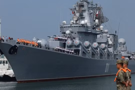 Tàu tuần dương lớp Slava Varyag của Hải quân Nga tại Thanh Đảo. Ảnh: Xinhua.