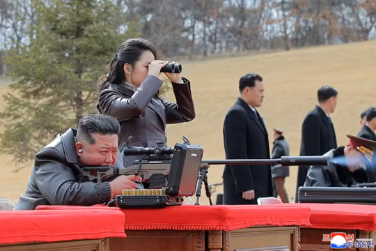 Hình ảnh được công bố vào ngày 28/2 cho thấy nhà lãnh đạo Triều Tiên Kim Jong-un ngồi trong cuộc gặp gỡ với các quan chức cấp cao và các chỉ huy quân sự, cùng với con gái Kim Ju-ae, tại Bình Nhưỡng, Triều Tiên. Ảnh: KCNA.