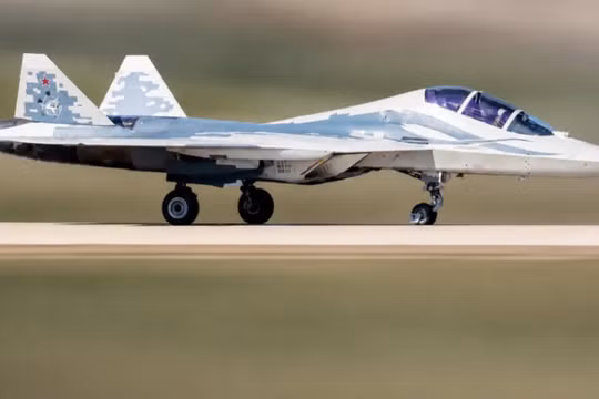 Máy bay chiến đấu hai chỗ ngồi thế hệ thứ năm Su-57. Ảnh: MW.