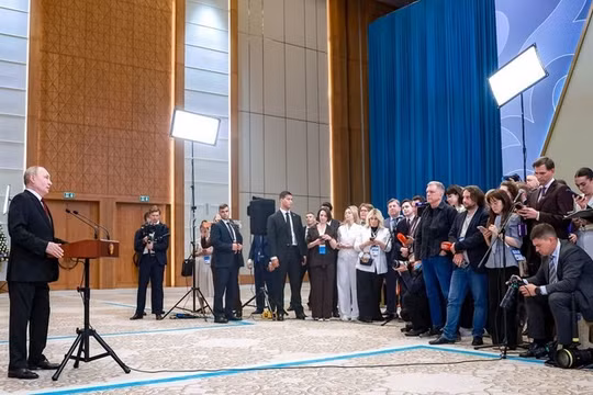 Tổng thống Nga Vladimir Putin nói chuyện với các nhà báo tại Astana, Kazakhstan, ngày 29/5. Ảnh: Sputnik.