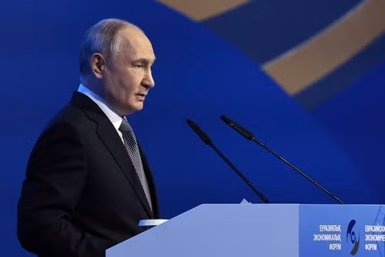 Tổng thống Nga Vladimir Putin phát biểu trước khán giả tại Diễn đàn Kinh tế Á Âu ở Astana, Kazakhstan, ngày 28/5. Ảnh: Sputnik.
