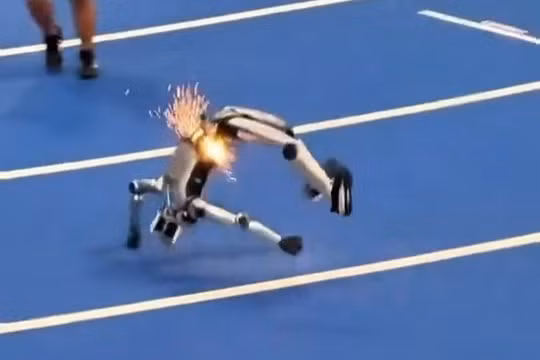 Chạy quá nhanh, robot hình người gặp nạn gãy lưng, chập cháy