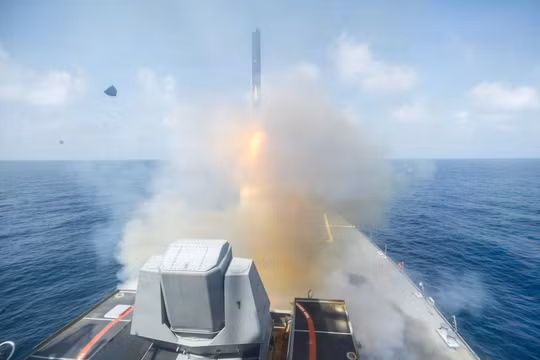 Ngày 28/2, tàu khu trục USS Spruance phóng một tên lửa Tomahawk để hỗ trợ chiến dịch Epic Fury, tại một địa điểm không được tiết lộ. Ảnh: Reuters.