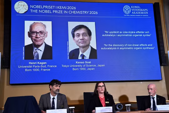 Henri Kagan và Kenso Soai được trao giải Nobel Hóa học năm 2026 trong một cuộc họp báo tại Viện Hàn lâm Khoa học Hoàng gia Thụy Điển ở Stockholm, Thụy Điển, ngày 7/10. Ảnh: Reuters.