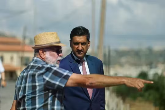 Nghị sĩ Mỹ Ro Khanna trò chuyện với một cư dân Palestine ở Turmus Aya, gần Ramallah, trong chuyến thăm khu Bờ Tây bị chiếm đóng hôm 9/7. Ảnh: Reuters.