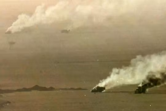 Các phương tiện quân sự bốc cháy trong cuộc giao tranh tại tỉnh al-Jawf, Yemen. Ảnh: AFP.