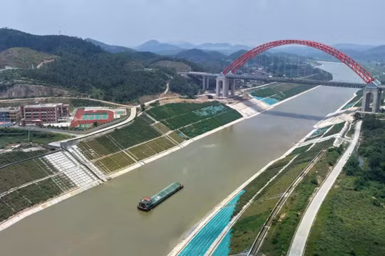 Một chiếc tàu thử nghiệm đang di chuyển ngang qua cầu Cửu Châu bắc qua kênh Bình Bá ở Khu tự trị dân tộc Choang Quảng Tây, miền Nam Trung Quốc. Ảnh: Xinhua.