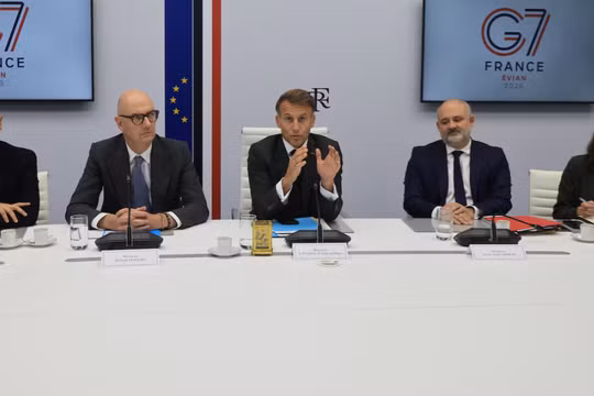 Tổng thống Pháp Emmanuel Macron (giữa) phát biểu bên cạnh cố vấn Tổng thống Pháp Emmanuel Bonne (trái), Bộ trưởng Kinh tế, Tài chính và Công nghiệp Pháp Roland Lescure, Tổng thư ký Văn phòng Tổng thống Cộng hòa Pháp Pierre-Andre Imbert và Camille Morfouace de Broucker sau cuộc họp trực tuyến với các nhà lãnh đạo G7 từ Điện Élysée ở Paris vào ngày 2/10. Ảnh: Reuters.