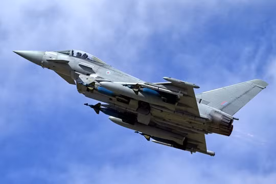 Máy bay Eurofighter Typhoon trình diễn tại Triển lãm Hàng không Quốc tế Hoàng gia, ngày 16/7/2011. Ảnh: Getty.
