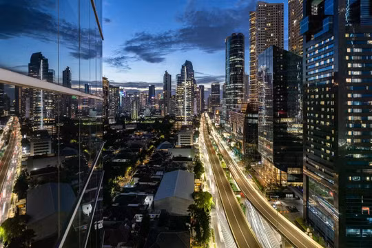 Mặt trời lặn trên khu thương mại Kuningan ở Jakarta. Indonesia muốn xây dựng một trung tâm tài chính để cạnh tranh với Singapore, Hong Kong hoặc Dubai. Ảnh: Shutterstock.