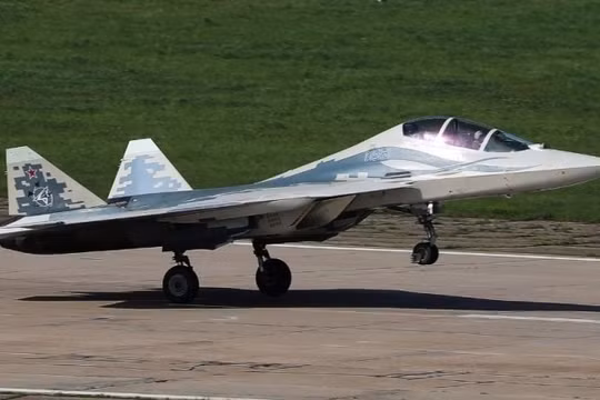 Nguyên mẫu máy bay chiến đấu hai chỗ ngồi Su-57D. Ảnh: MW.