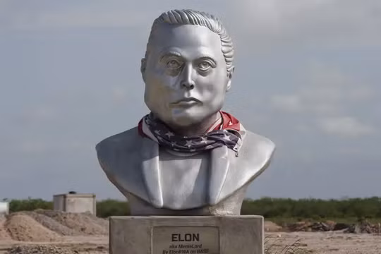 Tượng bán thân Elon Musk hiện là một trong số ít những tượng đài dành riêng cho vị CEO này được đặt gần khu phức hợp Starbase của SpaceX. Ảnh: Getty.