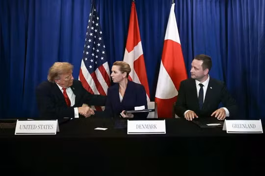 Tổng thống Mỹ Donald Trump bắt tay với Thủ tướng Đan Mạch Mette Frederiksen với sự tham dự của Thủ tướng Greenland Jens-Frederik Nielsen, sau khi hai bên ký kết hiệp ước an ninh tại New York, ngày 22/9. Ảnh: AFP.