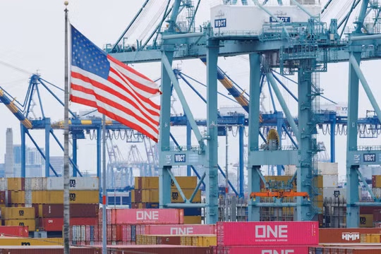 Các container vận chuyển từ Trung Quốc đang đậu tại cảng Los Angeles ở San Pedro, California, Mỹ, ngày 5/11/2025.