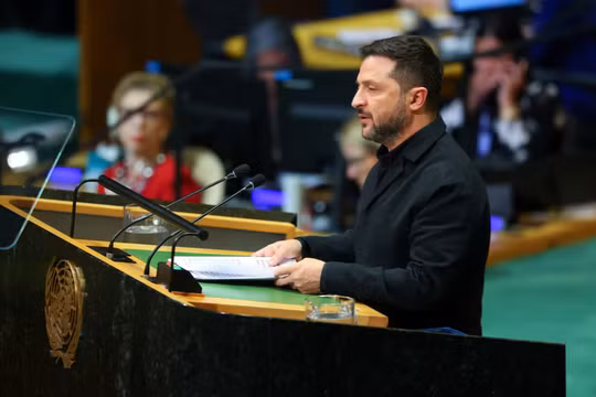 Tổng thống Ukraine Volodymyr Zelensky phát biểu trước Đại hội đồng Liên hợp quốc lần thứ 81 (UNGA) tại trụ sở Liên hợp quốc ở thành phố New York, Mỹ, ngày 23/9. Ảnh: Reuters.