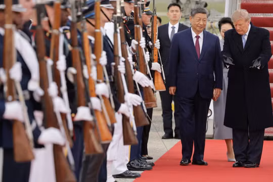 Tổng thống Mỹ Donald Trump đón tiếp Chủ tịch Trung Quốc Tập Cận Bình khi ông đến nhân chuyến thăm cấp nhà nước tại Căn cứ Liên hợp Andrews, Maryland, Mỹ, ngày 23/9. Ảnh: Reuters.