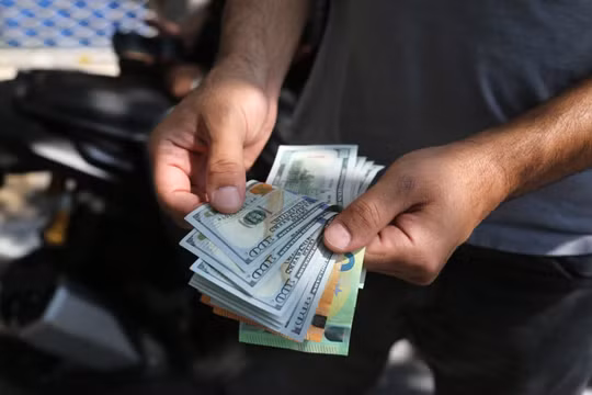 Iran vẫn phụ thuộc vào đồng USD để thực hiện một số loại giao dịch quốc tế. Ảnh: Getty.