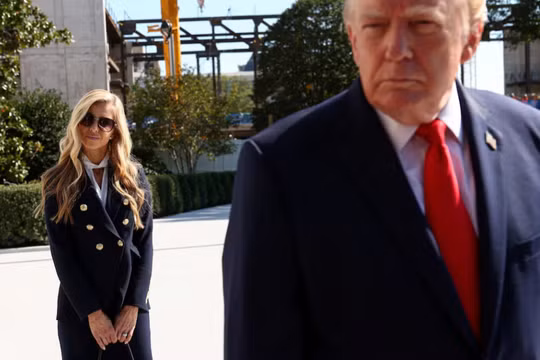 Thư ký báo chí Nhà Trắng mới nhậm chức Katie Zacharia đứng phía sau Tổng thống Mỹ Donald Trump khi ông rời Nhà Trắng tại Washington, DC, Mỹ, ngày 13/10. Ảnh: Reuters.
