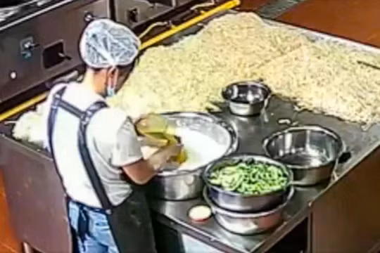 Tại một trường mẫu giáo ở Trung Quốc, nhân viên đã thêm sơn chứa chì vào thức ăn để cải thiện vẻ ngoài của bữa ăn. Ảnh: SCMP.