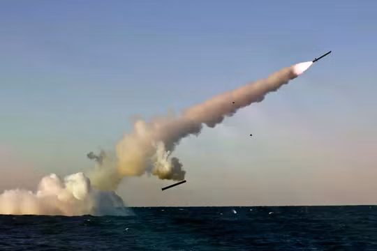 Ảnh do hãng thông tấn nhà nước Triều Tiên (KCNA) cung cấp ngày 14/10 cho thấy Triều Tiên thử nghiệm hai loại tên lửa hành trình chiến lược phóng từ tàu ngầm. Ảnh: Yonhap.