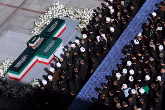 Tổng thống Iran Masoud Pezeshkian cùng các quan chức tham dự buổi cầu nguyện trong lễ tiễn biệt cố Lãnh tụ tối cao Ayatollah Ali Khamenei, tại Đại điện Imam Khomeini, ở Tehran, Iran ngày 5/7. Ảnh: Reuters.