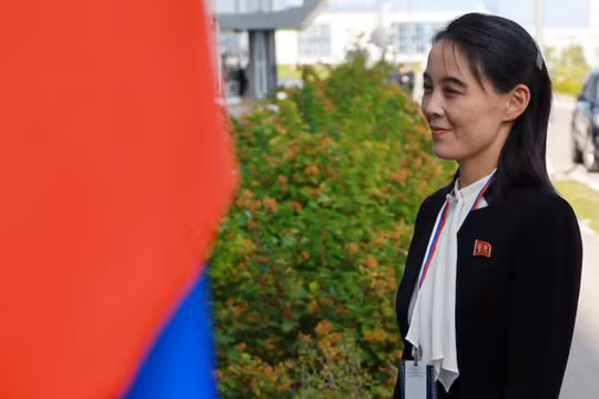 Bà Kim Yo-jong đến Trung tâm Vũ trụ Vostochny trước cuộc gặp giữa Tổng thống Nga Vladimir Putin với nhà lãnh đạo Triều Tiên Kim Jong-un, tại vùng Amur của Nga, ngày 13/9 năm 2023. Ảnh: Reuters.