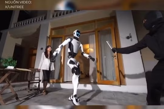 Robot tung cú đá móp cửa ô tô, trình diễn màn cứu mỹ nhân