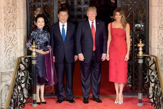 Ngày 6/4/2017, Tổng thống Mỹ Donald Trump và phu nhân Melania Trump chụp ảnh cùng Chủ tịch Trung Quốc Tập Cận Bình và phu nhân Bành Lệ Viện tại lối vào khu nghỉ dưỡng Mar-a-Lago ở Florida. Ảnh: Getty.