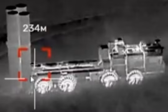 Phương tiện phóng từ hệ thống S-400 trong quá trình nhắm mục tiêu. Ảnh: MW.