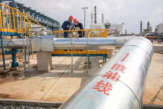 Các nhân viên kiểm tra thiết bị tại một nhà máy lọc dầu hóa dầu ở tỉnh Hắc Long Giang, đông bắc Trung Quốc. Trung Quốc đang tìm kiếm các giải pháp thay thế nhiên liệu hóa thạch như một phần nỗ lực giảm sự phụ thuộc vào dầu thô nhập khẩu. Ảnh: VCG.