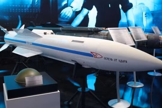 Tên lửa không đối không R-37M. Ảnh: MW.