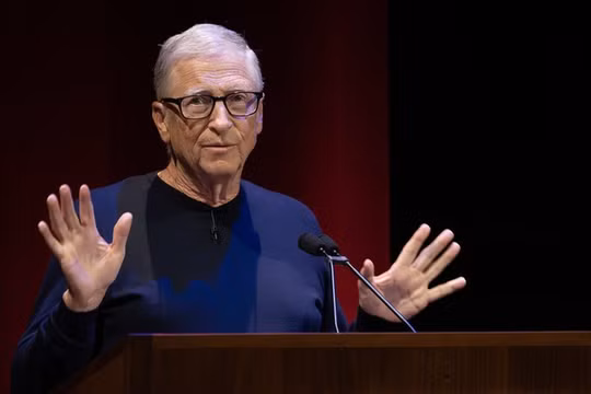 Bill Gates, người đồng sáng lập Microsoft, phát biểu tại Hội trường Beckman của Caltech ở Pasadena, California, Mỹ, ngày 3/11/2025. Ảnh: Getty.