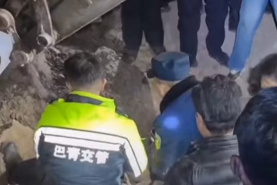 Khoảnh khắc động đất 7 độ richter ở Trung Quốc làm 16 người thiệt mạng