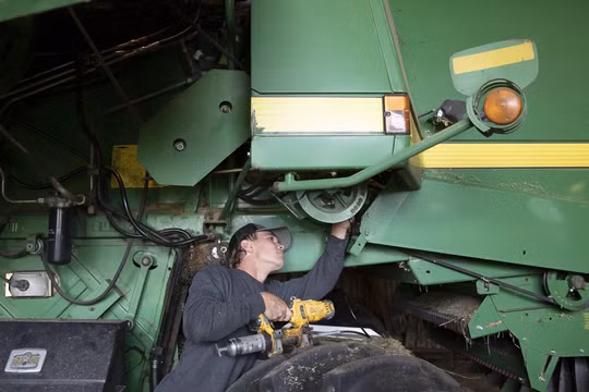 Aidan Struve, một nông dân ở Woodward, bang Iowa, Mỹ đang phải trả thêm hàng nghìn USD cho dầu diesel trong năm nay. Ảnh: WSJ.